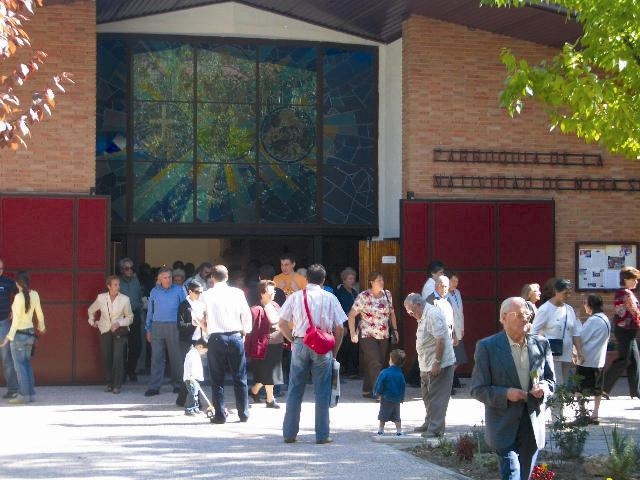 El arzobispo imparte el sacramento de la Confirmación en la parroquia Natividad de Nuestra Señora