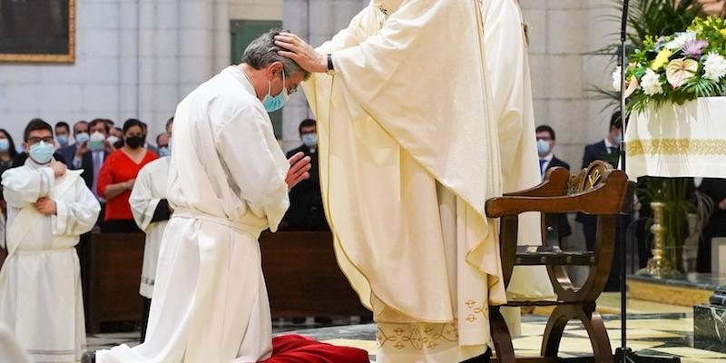 El diácono Walter Bonilla recibe la ordenación presbiteral en El Salvador de manos de monseñor Nicolas Thevenin
