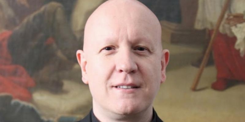 Juan Pedro Gutiérrez imparte los sacramentos de la iniciación cristiana a un adulto en Beata María Ana de Jesús