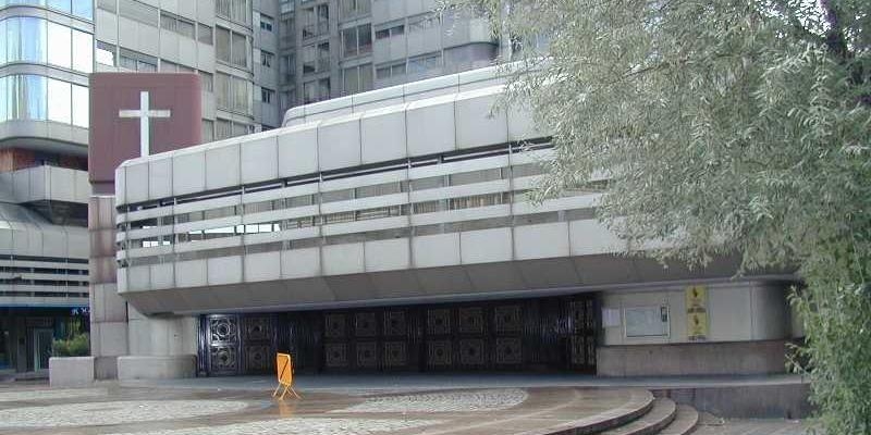 Monseñor Martínez Camino imparte en Nuestra Señora del Buen Suceso una charla sobre los mártires