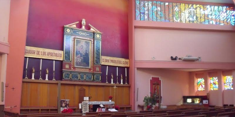 José Luis Díaz Lorenzo administra el sacramento de la Confirmación en Virgen de la Providencia y San Cayetano