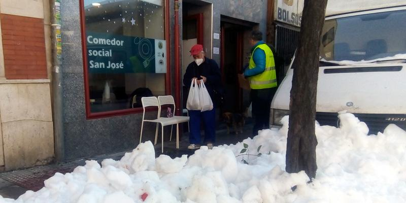 «Todos, pico y pala…»: Filomena no impide a las parroquias volcarse con los más vulnerables