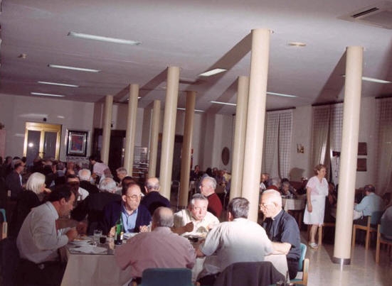 El purpurado comparte la cena de Nochebuena con sacerdotes mayores