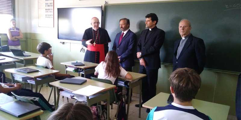 El arzobispo mantiene un intenso diálogo con niños y jóvenes