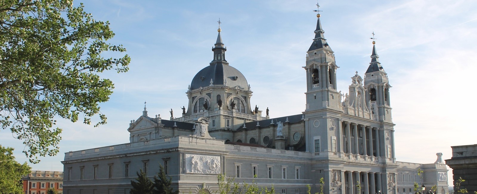 La catedral y la cripta de la Almudena cambian su horario en verano