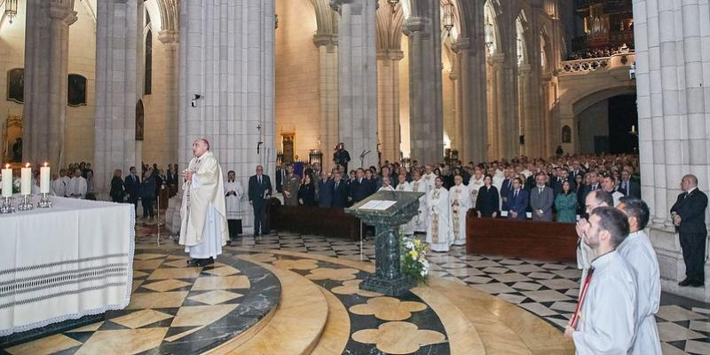 Los madrileños participan en la Eucaristía que los obispos españoles han celebrado en la catedral de la Almudena por los afectados y víctimas de la DANA