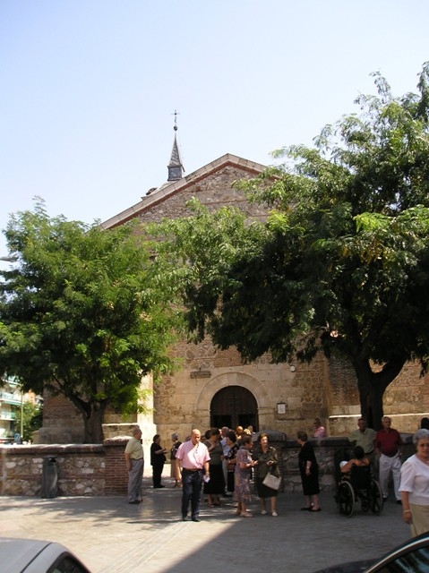 El vicario episcopal de la V imparte el sacramento de la Confirmación en San Andrés de Villaverde