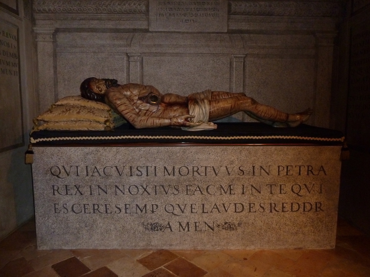 El claustro del monasterio de las Descalzas Reales acoge una procesión con el Cristo Yacente