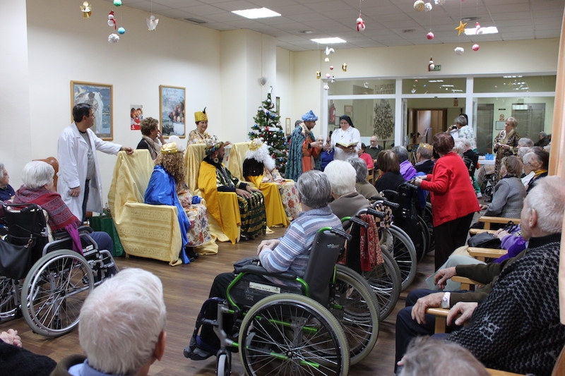 Los Reyes Magos llegan a la residencia de personas mayores Fundación Santa Lucía de Cáritas Diocesana de Madrid