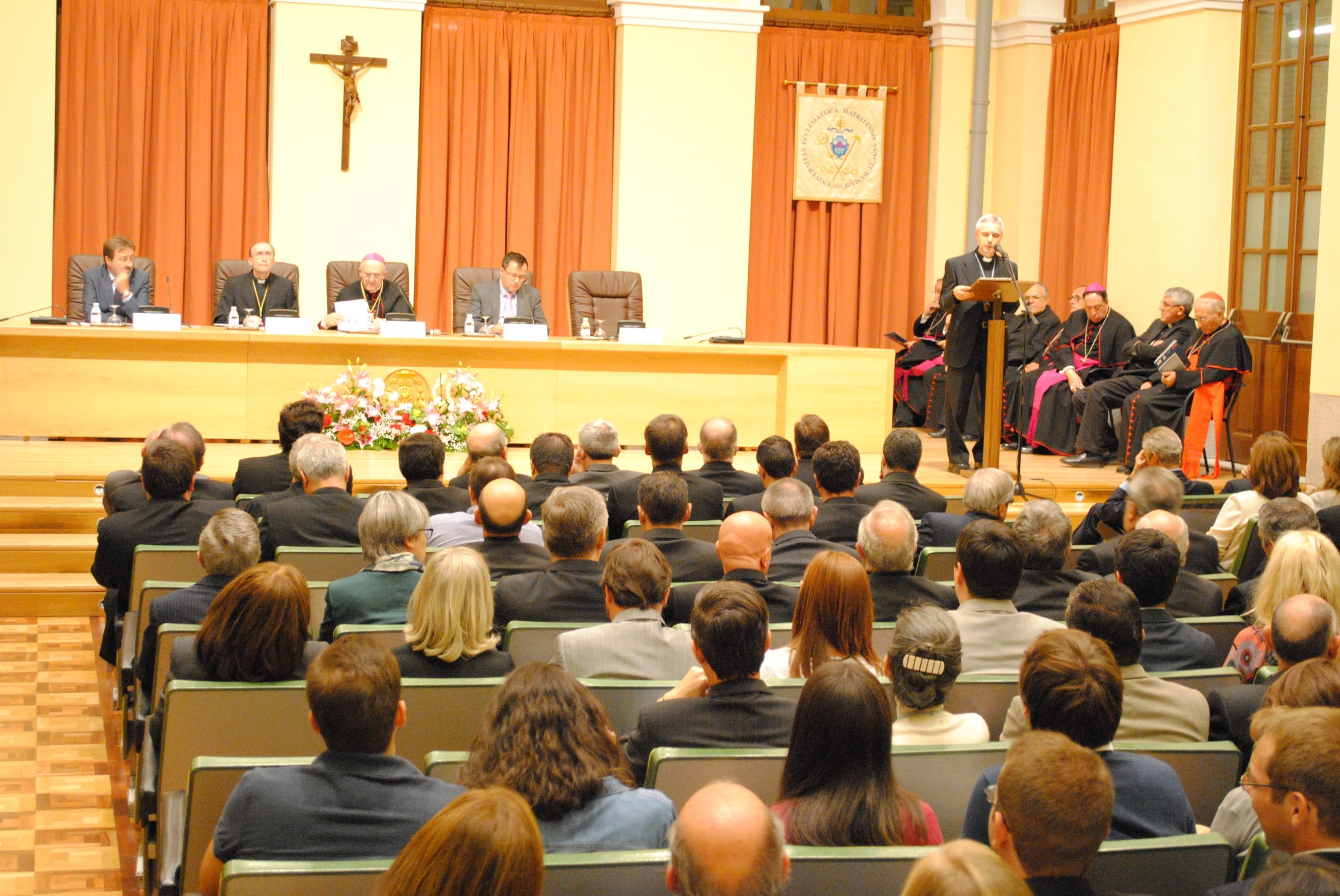 Monseñor Osoro, en el inicio de curso de San Dámaso: «Regalad la sabiduría del Evangelio»