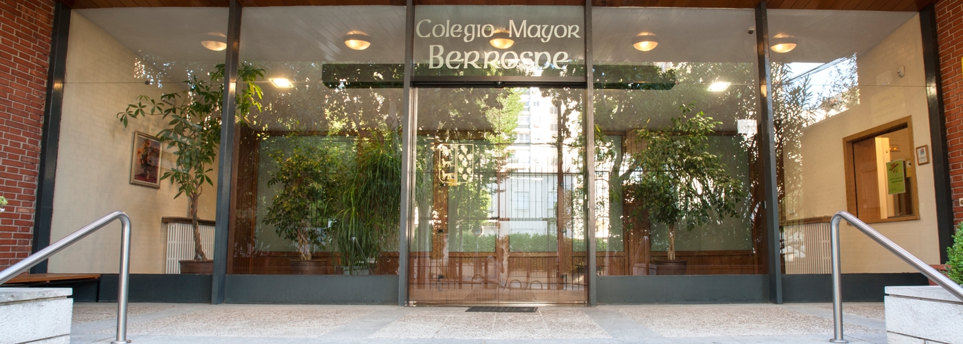 El arzobispo se reúne con personal de pastoral de colegios mayores y residencias universitarias en el colegio mayor Berrospe