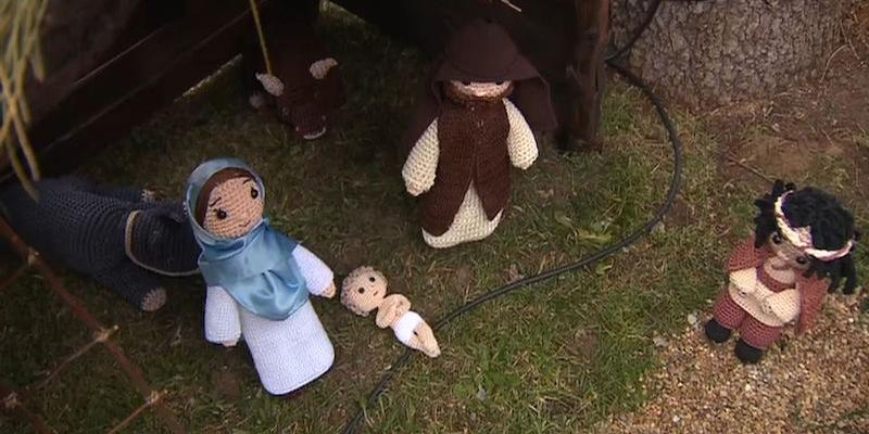 El Berrueco sustituye su tradicional belén viviente por un belén artesanal de ganchillo