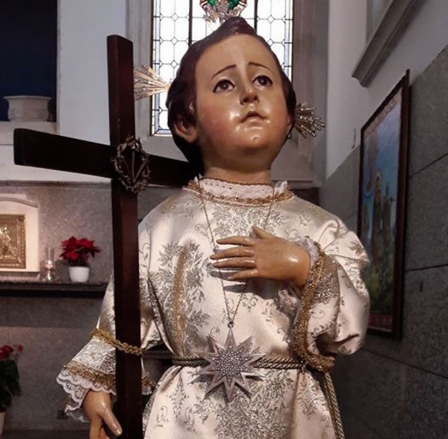 El Santo Niño del Remedio acoge el tradicional besapiés mensual