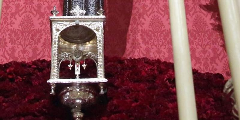 Bendición con el Lignum Crucis en la basílica de San Miguel en la solemnidad de la Exaltación de la Santa Cruz