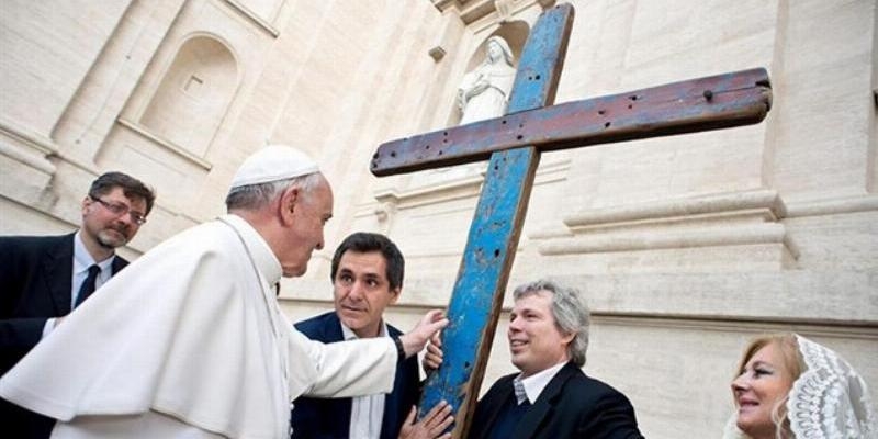 Encuentro y Solidaridad organiza una oración con la cruz de Lampedusa