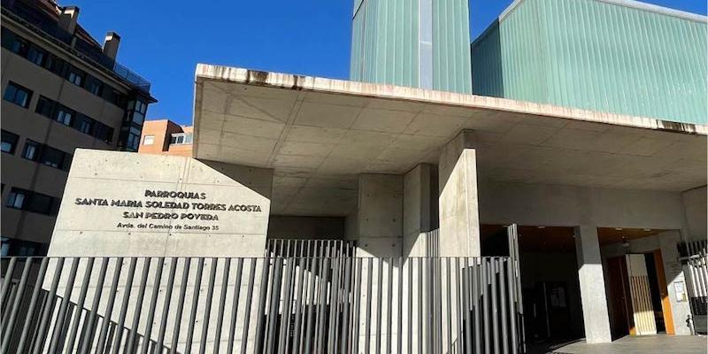 El padre Ángel Camino administra el sacramento de la Confirmación en Santa María Soledad Torres Acosta y San Pedro Poveda