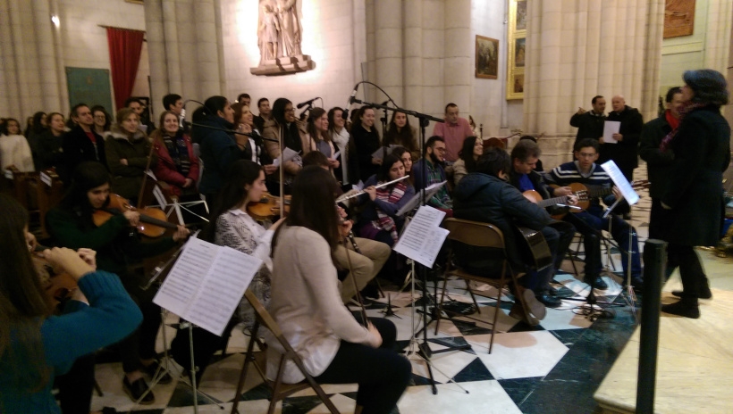 La catedral de la Almudena acoge una nueva vigilia de oración de jóvenes con el arzobispo