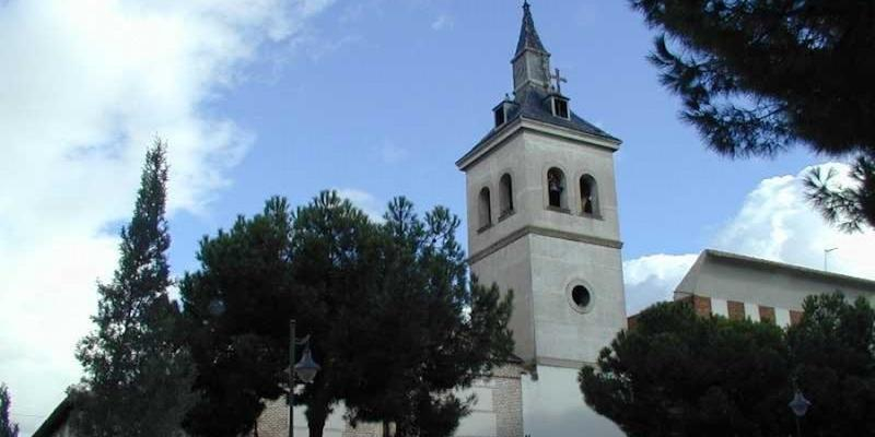 Monseñor Martínez Camino administra el sacramento de la Confirmación en San Pedro Apóstol de Alcobendas