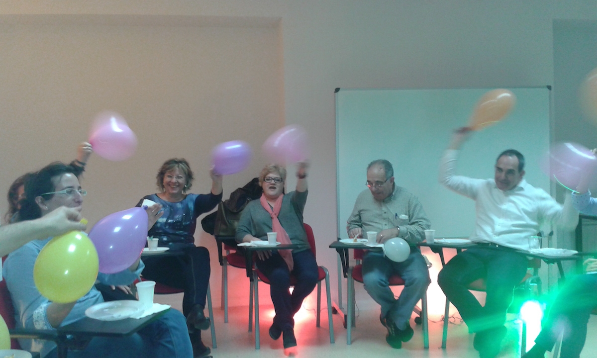 El centro de Cáritas del arciprestazgo de Buitrago-Lozoya acoge un taller de Risoterapia