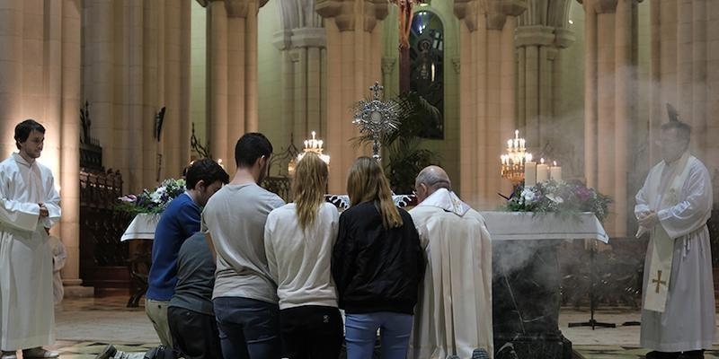 El cardenal Osoro preside la primera vigilia de jóvenes del 2020 en la catedral de la Almudena