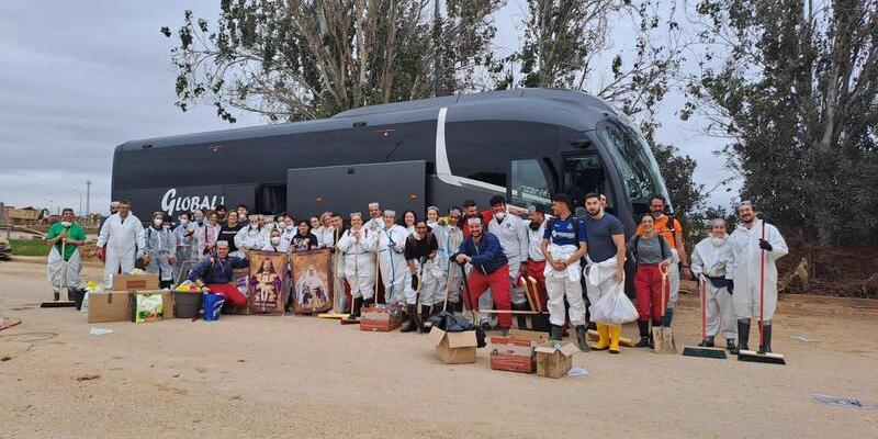 Un grupo de hermanos de Jesús el Pobre y María Santísima del Dulce Nombre en su Soledad viaja a Paiporta: «Escuchamos a los afectados y les dimos nuestro cariño»