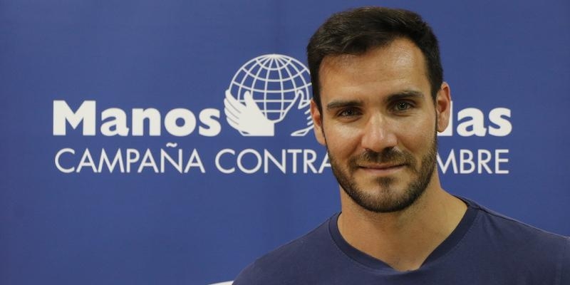 Saúl Craviotto viaja a Mozambique para conocer y participar en los proyectos educativos de Manos Unidas