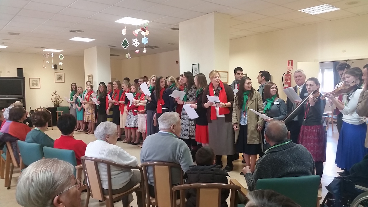 La residencia de Personas Mayores Fundación Santa Lucía de Cáritas Madrid se prepara para recibir la Navidad