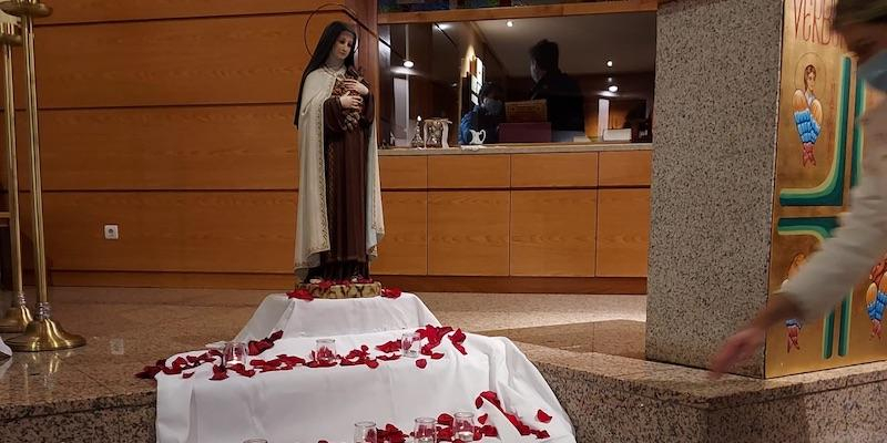 Saskia de Longvilliers, organizadora de la 'Velada de pétalos de rosa': «Las personas reciben una señal de la intercesión de santa Teresita»