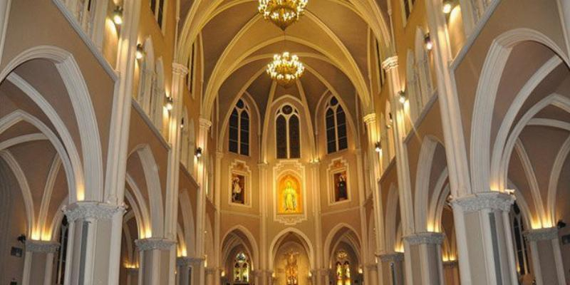 Monseñor Santos Montoya administra el sacramento de la Confirmación en la basílica de la Milagrosa