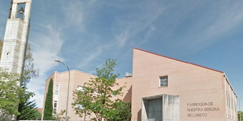 Juan Carlos Vera administra el sacramento de la Confirmación en Nuestra Señora de Loreto