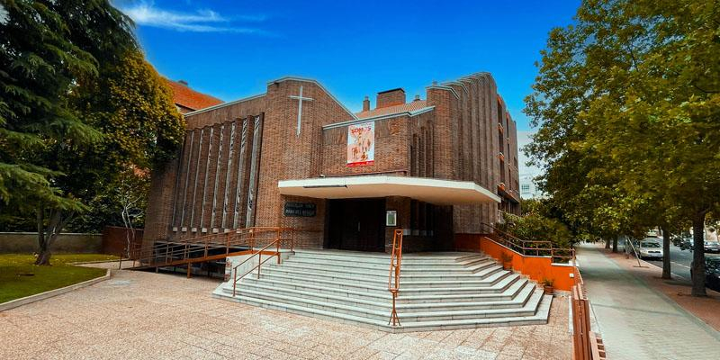 El obispo auxiliar Juan Antonio Martínez Camino preside la toma de posesión del nuevo párroco de Santa María del Bosque