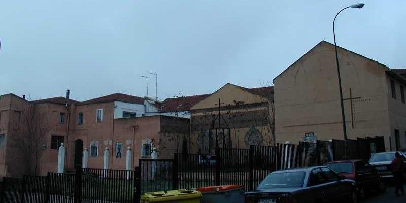 El padre Ángel Camino celebra una Eucaristía en San Rafael Arcángel