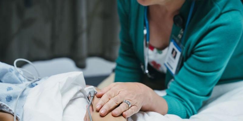 La Universidad San Dámaso acoge una conferencia sobre la eutanasia