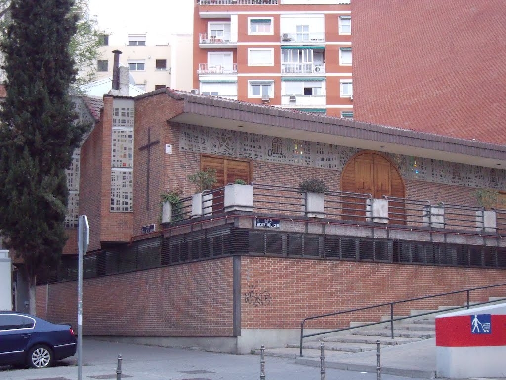 El arzobispo de Madrid preside una Eucaristía en la parroquia Virgen del Coro con motivo de sus bodas de oro