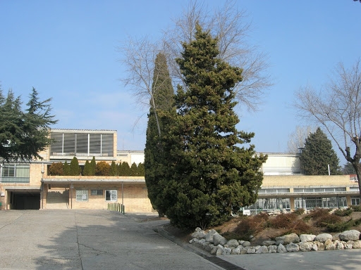 El arzobispo de Madrid imparte el sacramento de la Confirmación a un grupo de alumnos del Instituto Veritas