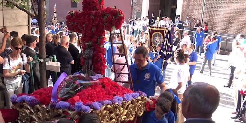 El grupo joven de Jesús El Pobre celebra su X Cruz de Mayo con salida desde la colegiata de San Isidro
