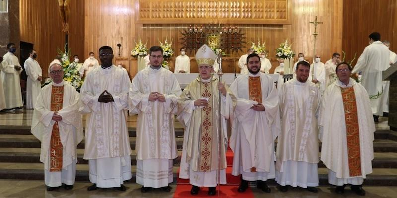 El cardenal Osoro preside en María Auxiliadora la solemne Misa de ordenación de nuevos presbíteros y diáconos salesianos