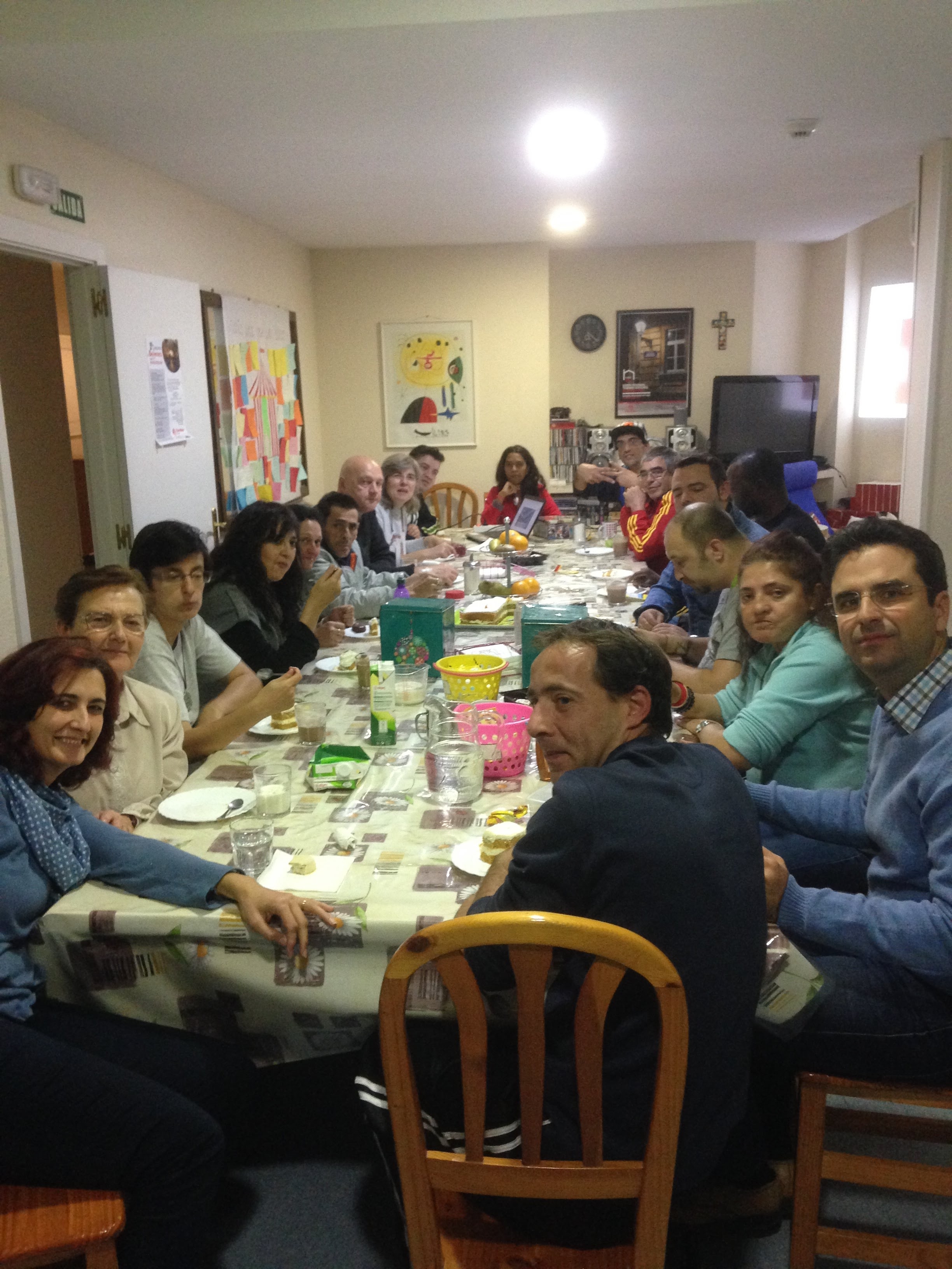 El voluntariado, a debate en la merienda fórum de la casa de acogida de Cáritas Madrid