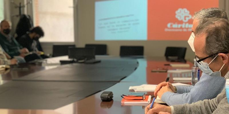 Los miembros del consejo de redacción de Cáritas Diocesana de Madrid preparan un mensaje social por el Día de Caridad