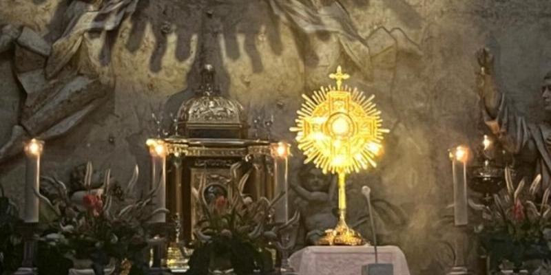El coro de los Heraldos anima la Misa del Corpus en San Manuel González de San Sebastián de los Reyes
