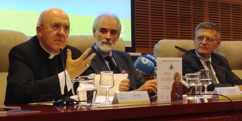 El arzobispo presenta el libro 'Ave María del Papa': «La Virgen sabe custodiar el paso de Dios en la vida»