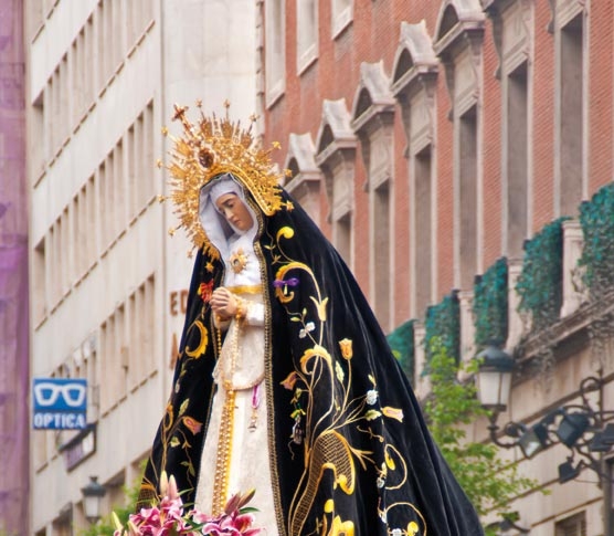 La Iglesia de las Calatravas acoge un vía crucis con la imagen de Nuestra Señora de la Soledad