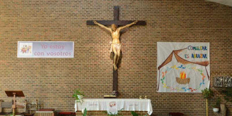 El vicario episcopal de la VIII administra el sacramento de la Confirmación en San Federico