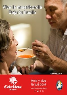 Los voluntarios de Cáritas Vicaría I preparan en Alcobendas el Día de Caridad