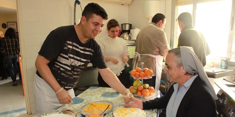 El centro de atención a personas sin hogar de Cáritas Madrid celebra una nueva sesión de cinefórum