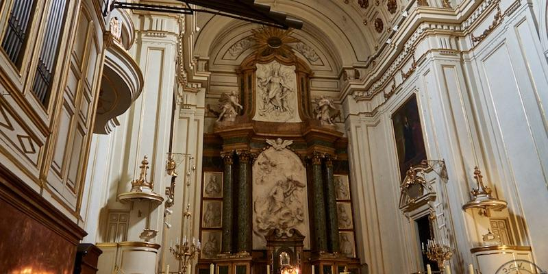 Monseñor Martínez Camino preside una Eucaristía en la iglesia de las Descalzas Reales en la fiesta nacional cubana