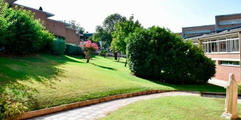 Juan Carlos Merino administra el sacramento de la Confirmación en el Colegio San Luis de los Franceses