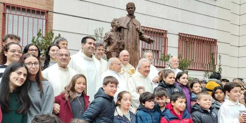 Niños, jóvenes, fieles y salesianos se reúnen en el santuario de María Auxiliadora de Atocha para celebrar la llegada del monumento a Don Bosco