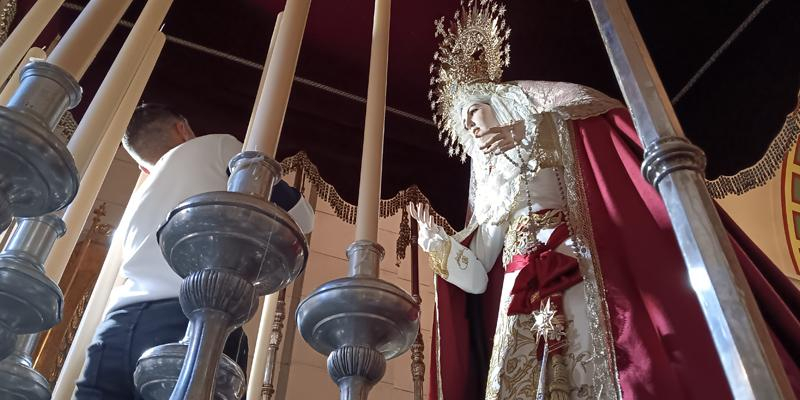 Así se viste a la Virgen de La Borriquita para su primera salida procesional de Semana Santa y «acercar al devoto el mensaje de Jesús a través de su Madre»