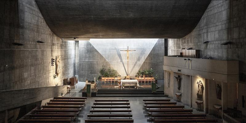 José Luis Díaz administra el sacramento de la Confirmación en Nuestra Señora del Rosario de Filipinas